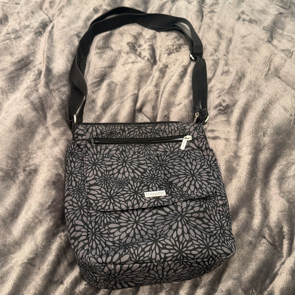 GUC Baggallini travel crossbody grey/black bag floral mandala type design